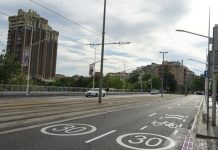 Bicis y patinetes, por la calzada en el Puente de Esplugues